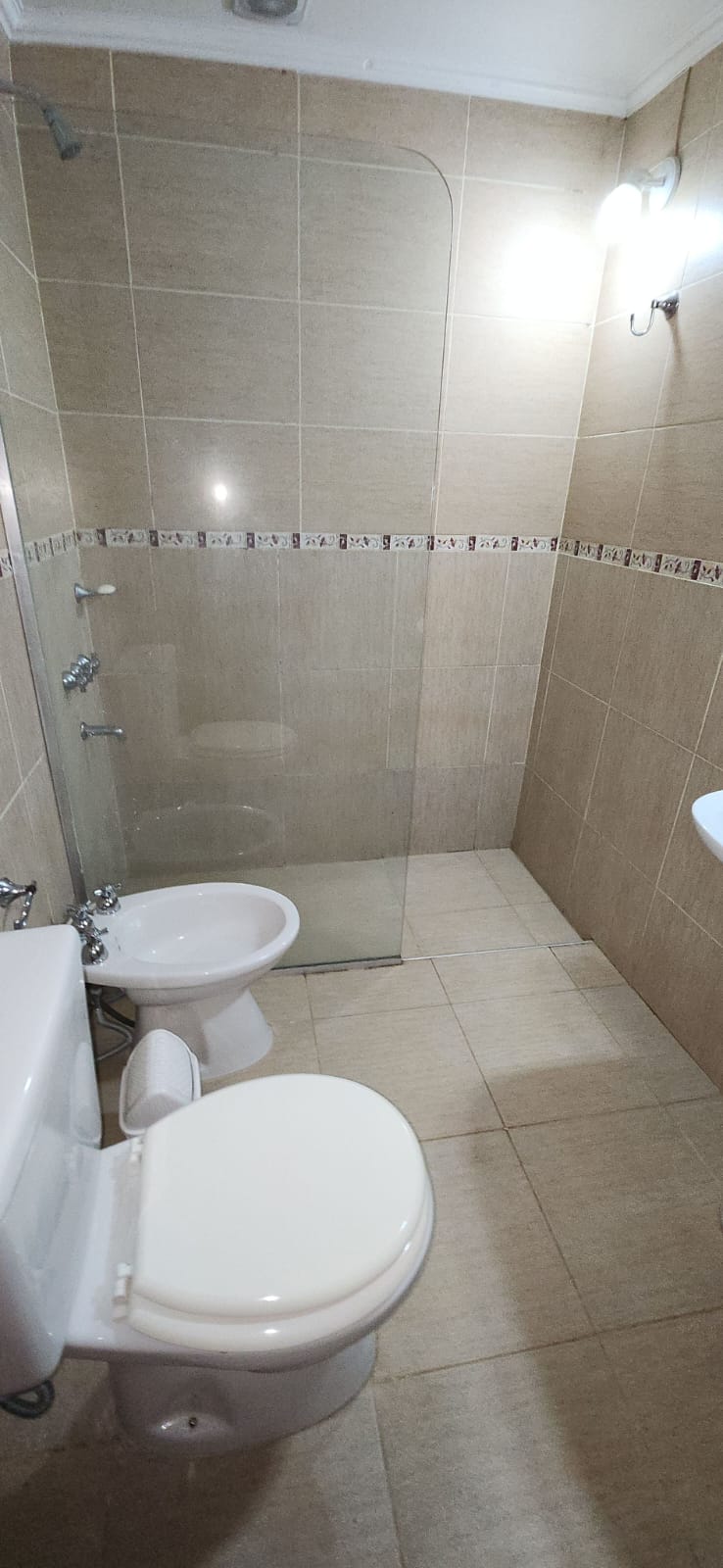 Baño moderno y limpio