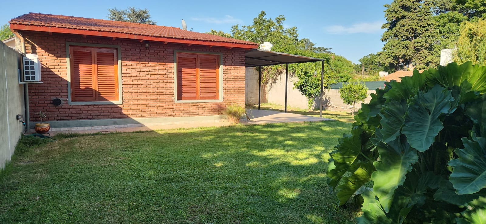 Vista lateral del quincho y cabaña Anita