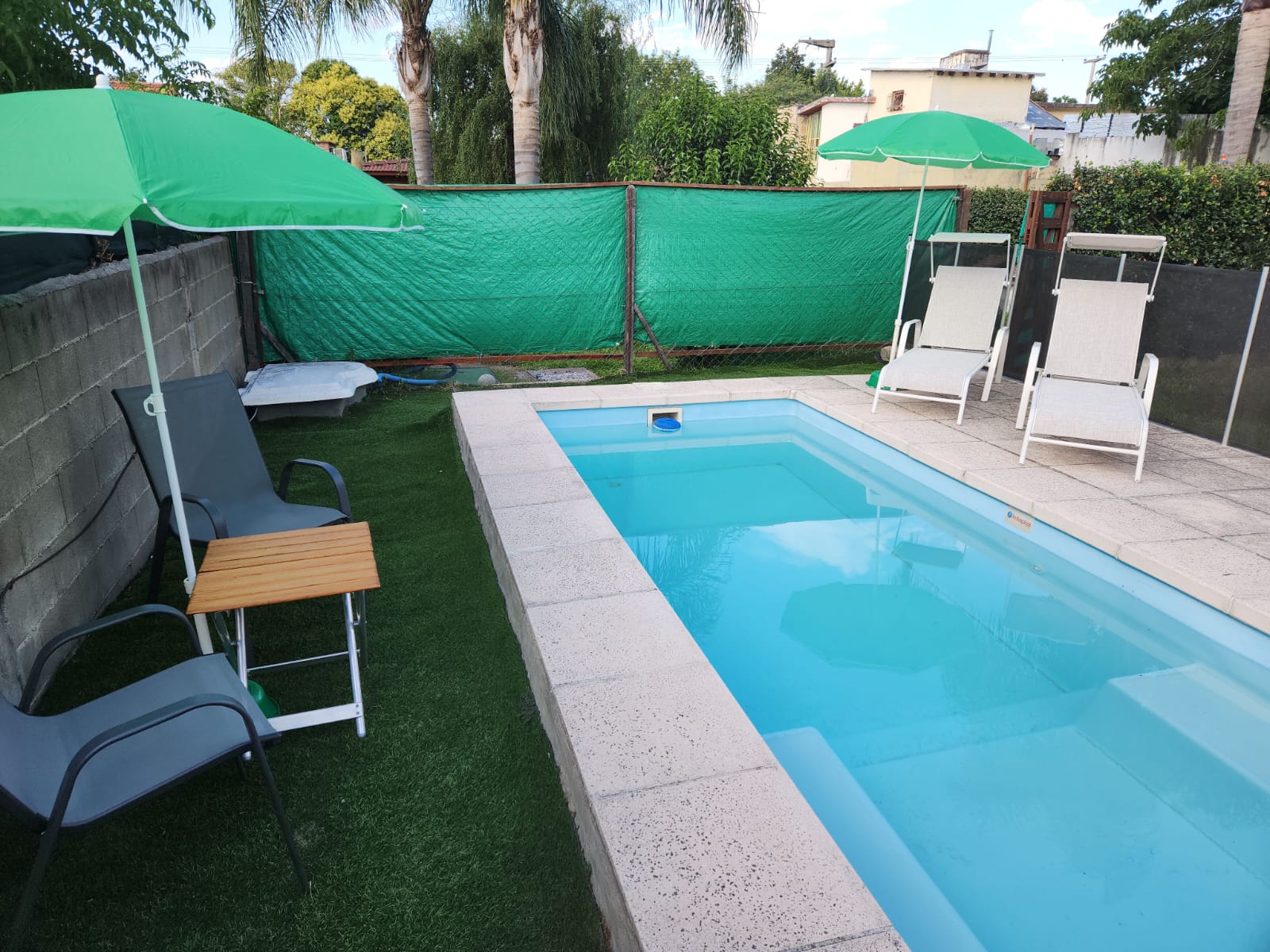 Pileta exclusiva iluminada de noche